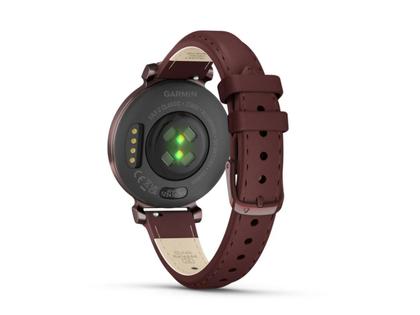 Garmin Lily 2 Smartwatch Aluminium eloxiert 35mm dunkelbronzefarbenes Display bordeauxfarbenes Lederband – Damenuhren Uhr Multifunktion aus eloxiertes Aluminium, Kunststoff und Leder. Das Gehäuse ist rund und rot. Das Lederarmband ist rot. Das Zifferblatt ist digital und rot. – Ansicht 6