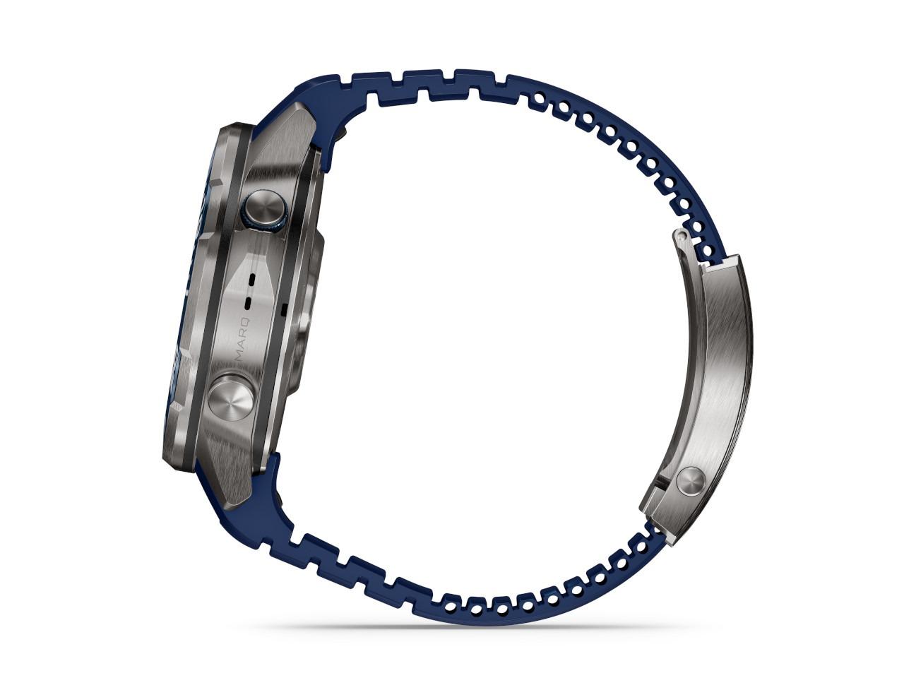 Garmin MARQ Diver Gen 3 Titan 47mm digitales Display blaues Kautschukband – Herrenuhren Uhr Multifunktion aus Kautschuk, Keramik und Titan. Das Gehäuse ist rund und grau. Das Kautschuk / Kunststoff / Silikon Armband ist blau. Der Zifferblatt ist digital. – Ansicht 3