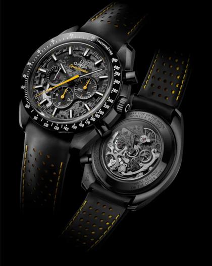 Omega Speedmaster Dark Side of the Moon Apollo 8 Chronograph Handaufzug Keramik 44mm schwarzes Zifferblatt schwarzes Kautschukband – Herrenuhren Chronograph aus Aluminium, Kautschuk und Keramik. Das Gehäuse ist rund und schwarz. Das Kautschuk / Kunststoff / Silikon Armband ist schwarz. Das Zifferblatt ist ein Index in schwarz. – Ansicht 3