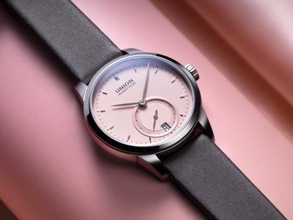 Union Glashütte 1893 Johannes Dürrstein Edition Kleine Sekunde Automatik Edelstahl 34mm altrosa Zifferblatt graues Lederband – Damenuhren Uhr mit Datum aus Edelstahl und Leder. Das Gehäuse ist rund und silber. Das Lederarmband ist grau. Das Zifferblatt ist ein Index in rosa. – Ansicht 4