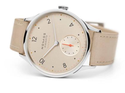 Nomos Glashütte Minimatik neomatik 35 Champagner Automatik Edelstahl 35mm beiges Zifferblatt beiges Lederband – Damenuhren Uhr ohne Datum aus Edelstahl. Das Gehäuse ist rund und silber. Das Lederarmband ist braun. Das Zifferblatt ist arabisch Index und beige. – Ansicht 4