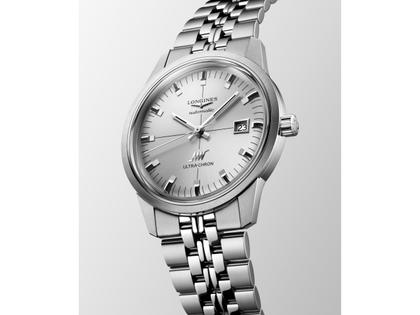 Longines Ultra Chron Classic Automatik Edelstahl 40mm silberfarbenes Zifferblatt Metallband – Herrenuhren Uhr mit Datum aus Edelstahl. Das Gehäuse ist rund und silber. Das Edelstahlarmband ist silber. Das Zifferblatt ist ein Index in silber. – Ansicht 2