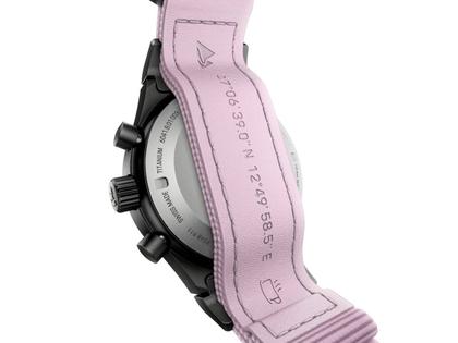 Porsche Design Chronograph 1 - F.A.T. 2025 Edition – Herrenuhren Chronograph aus Titan und Titancarbid beschichtet. Das Gehäuse ist rund und schwarz. Das Titanarmband ist schwarz. Das Zifferblatt ist ein Index in weiß. – Ansicht 7