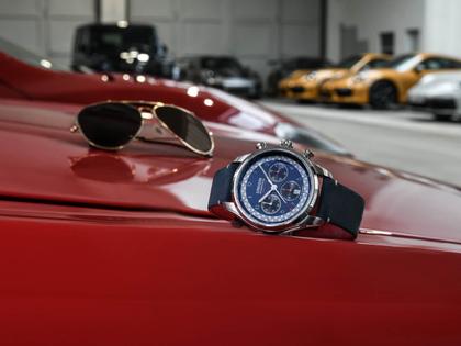 Union Glashütte Belisar Chronograph Sachsen Classic 2021 Limited Edition Automatik Edelstahl 44mm blaues Zifferblatt blaues Lederband – Herrenuhren Chronograph aus Edelstahl. Das Gehäuse ist rund und silber. Das Lederarmband ist blau. Das Zifferblatt ist arabisch Index und blau. – Ansicht 3