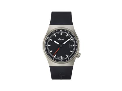 Sinn Spezialuhren 544 RS Automatik Edelstahl 38,5mm schwarzes Zifferblatt schwarzes Kautschukband – Herrenuhren Uhr mit Datum aus Edelstahl. Das Gehäuse ist rund und silber. Das Kautschuk / Kunststoff / Silikon Armband ist schwarz. Das Zifferblatt ist ein Index in schwarz.