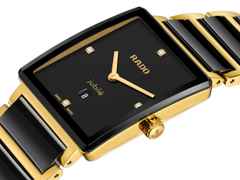 Rado Integral Quarz Edelstahl Gelbgold-PVD 28,5 x 31,5mm schwarzes Zifferblatt mit Brillanten Metallband – Damenuhren Uhr mit Datum aus Edelstahl, Keramik und PVD beschichtet. Das Gehäuse ist rechteckig und gelbgold. Das Edelstahlarmband ist schwarz. Das Zifferblatt ist ein Index in schwarz. – Ansicht 2