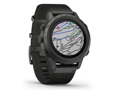 Garmin MARQ Commander digital schwarzes Jacquard-Weave Nylonarmband – Herrenuhren Uhr Multifunktion aus DLC beschichtet und Titan. Das Gehäuse ist rund und schwarz. Das Textilarmband ist schwarz. Das Zifferblatt ist digital und schwarz. – Ansicht 3