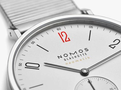 Nomos Glashütte Tangente 39 neomatik für Ärzte ohne Grenzen Automatik Edelstahl 39mm weißes Zifferblatt Metallband – Damenuhren Uhr ohne Datum aus Edelstahl. Das Gehäuse ist rund und silber. Das Edelstahlarmband ist schwarz. Das Zifferblatt ist arabisch Index und silber. – Ansicht 5