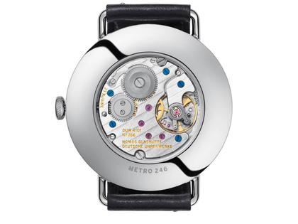 Nomos Glashütte Metro 38 Datum Stadtschwarz Handaufzug Edelstahl 38mm schwarzes Zifferblatt schwarzes Lederband – Herrenuhren Uhr mit Datum aus Edelstahl. Das Gehäuse ist rund und silber. Das Lederarmband ist schwarz. Das Zifferblatt ist arabisch Index und grau. – Ansicht 2