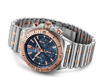 Breitling Chronomat B01 42 Automatik Edelstahl blaues Zifferblatt Metallband – Herrenuhren Chronograph aus 750 Rotgold und Edelstahl. Das Gehäuse ist rund und silber-roségold. Das Edelstahlarmband ist silber-roségold. Das Zifferblatt ist ein Index in blau. – Ansicht 3
