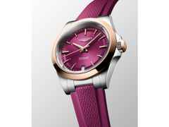 Longines Conquest Automatik Edelstahl 34mm magentafarbenes Zifferblatt magentafarbenes Kautschukband – Damenuhren Uhr mit Datum aus 750 Rotgold, Edelstahl und Kautschuk. Das Gehäuse ist rund und silber. Das Kautschuk / Kunststoff / Silikon Armband ist pink. Das Zifferblatt ist ein Index in silber. – Ansicht 2