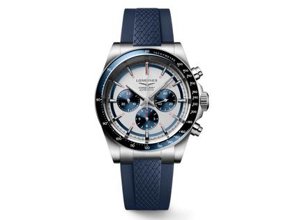 Longines Conquest Chronograph Automatik Edelstahl 42mm weiß-blaues Zifferblatt blaues Kautschukband – Herrenuhren Chronograph aus Edelstahl, Kautschuk und Keramik. Das Gehäuse ist rund und silber. Das Kautschuk / Kunststoff / Silikon Armband ist blau. Das Zifferblatt ist ein Index in weiß.