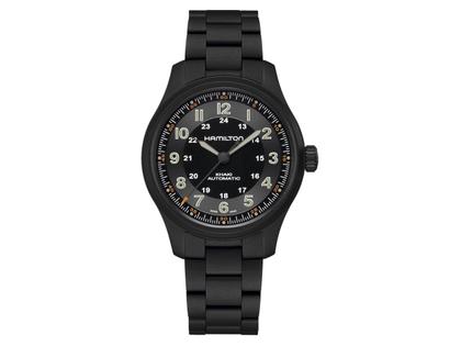 Hamilton Khaki Field Automatik Titan schwarz beschichtet 42mm schwarzes Zifferblatt Metallband schwarz beschichtet – Herrenuhren Uhr ohne Datum aus PVD beschichtet und Titan. Das Gehäuse ist rund und schwarz. Das Titanarmband ist schwarz. Das Zifferblatt ist arabisch und schwarz.