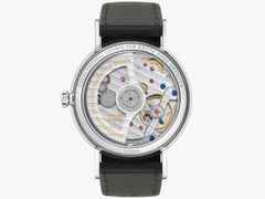 Nomos Glashütte Ludwig 36 Neomatik "Ärzte ohne Grenzen" Limited Edition Automatik Edelstahl 36mm weißes Zifferblatt schwarzes Lederband – Damenuhren Uhr ohne Datum aus Edelstahl. Das Gehäuse ist rund und silber. Das Lederarmband ist schwarz. Das Zifferblatt ist römisch Index und weiß. – Ansicht 4