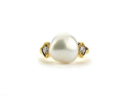 Schoeffel Daylight Ring Gelbgold mit weißer Süßwasserperle und Brillanten 0,160ct – Ringe Ring mit Besatz in gelbgold und aus 750 Gelbgold.