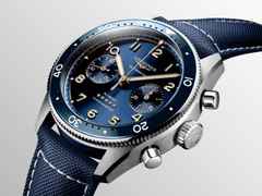Longines Spirit Flyback Chronograph Automatik Edelstahl 42mm blaues Zifferblatt blaues Synthetikband – Herrenuhren Chronograph aus Edelstahl und Keramik. Das Gehäuse ist rund und silber. Das Textilarmband ist blau. Das Zifferblatt ist arabisch Index und blau. – Ansicht 4