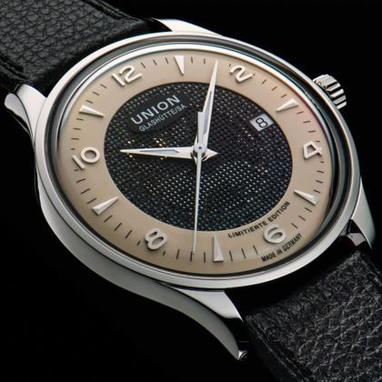 Union Glashütte Noramis Datum Deutschland Klassik 2022 Limitierte Edition Automatik Edelstahl 40mm beiges Zifferblatt schwarzes Lederband – Herrenuhren Uhr mit Datum aus Edelstahl. Das Gehäuse ist rund und silber. Das Lederarmband ist schwarz. Das Zifferblatt ist arabisch Index und beige. – Ansicht 3
