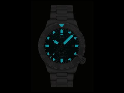 Sinn Spezialuhren U16 Taucheruhr Limited Edition Automatik Edelstahl 44mm blau-grünes Zifferblatt Metallband – Herrenuhren Uhr mit Datum aus Edelstahl. Das Gehäuse ist rund und grau. Das Edelstahlarmband ist grau. Das Zifferblatt ist ein Index in blau. – Ansicht 4