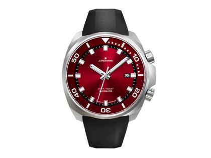 Junghans Aquaris Red Automatik Edelstahl 47mm rotes Zifferblatt Metallband und schwarzes Kautschukband – Herrenuhren Uhr mit Datum aus Edelstahl und Kautschuk. Das Gehäuse ist rund und silber. Das Edelstahlarmband ist silber. Das Zifferblatt ist ein Index in rot. – Ansicht 2
