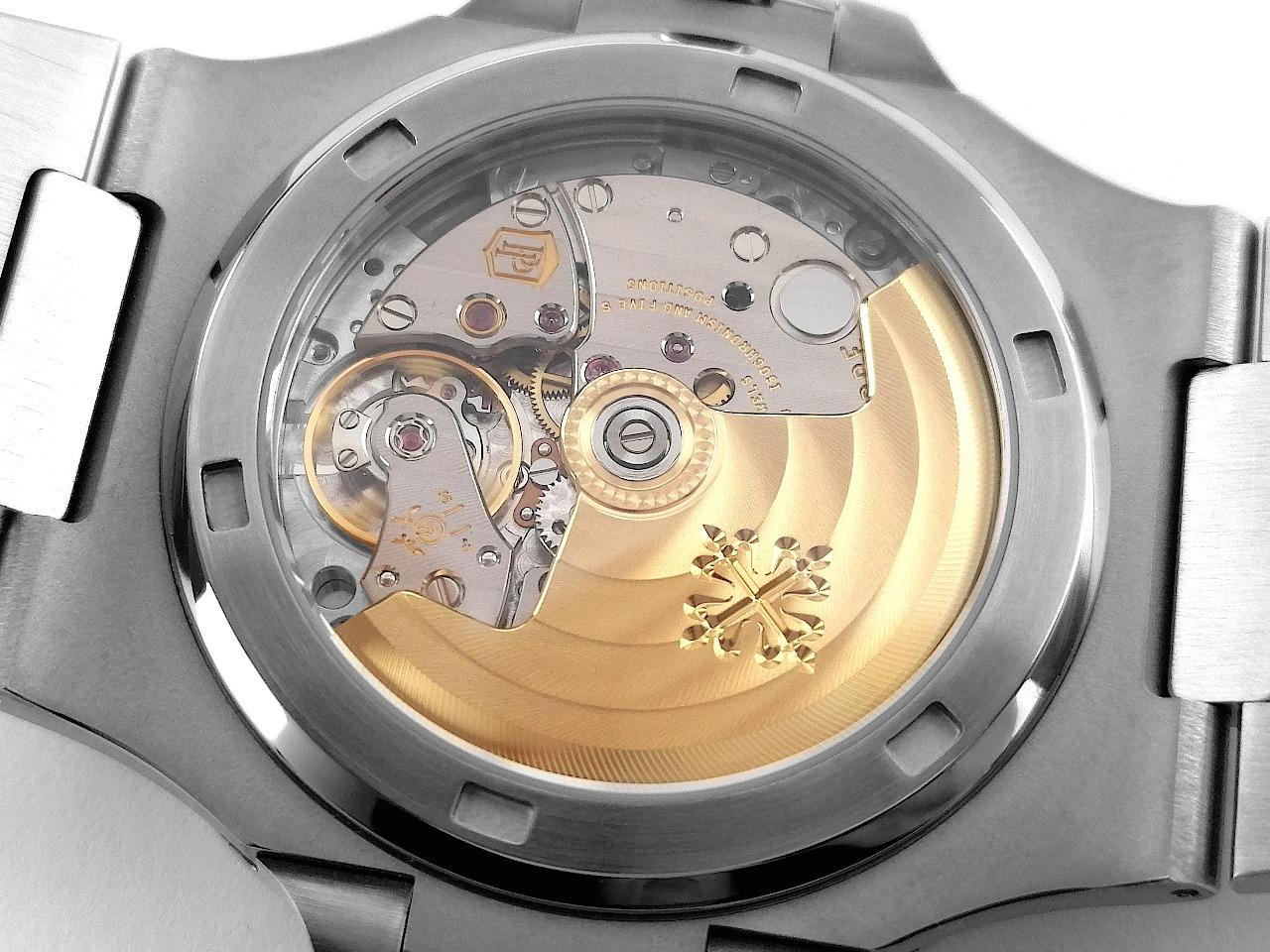 Juwelier Roller Patek Philippe Nautilus Automatik Edelstahl 40mm Metallband 5711/1A-010 Full Set mit Garantie Occasion Refurbished – Herrenuhren Uhr mit Datum aus Edelstahl. Das Gehäuse ist quadratisch und silber. Das Edelstahlarmband ist silber. Das Zifferblatt ist ein Index in blau. – Ansicht 3