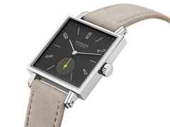Nomos Glashütte Tetra Origins Basalt Handaufzug Edelstahl 29,5mm schwarzes Zifferblatt graues Lederband Stahlboden – Damenuhren Uhr ohne Datum aus Edelstahl und Leder. Das Gehäuse ist quadratisch und silber. Das Lederarmband ist grau. Das Zifferblatt ist arabisch Index und schwarz. – Ansicht 4