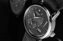 Glashütte Original PanoReserve Handaufzug Edelstahl 40mm graues Zifferblatt graues Lederband – Herrenuhren Uhr mit Datum aus Edelstahl. Das Gehäuse ist rund und silber. Das Lederarmband Kroko / Alligator ist grau. Das Zifferblatt ist ein Index in grau. – Ansicht 2