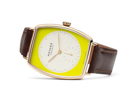 Nomos Glashütte Lux Zikade Handaufzug Roségold 38,5mm weiß-gelbes Zifferblatt braunes Lederband – Damenuhren Uhr ohne Datum aus 750 Rotgold. Das Gehäuse ist sonstige Form und roségold. Das Lederarmband ist braun. Das Zifferblatt ist ein Index in gelb. – Ansicht 2