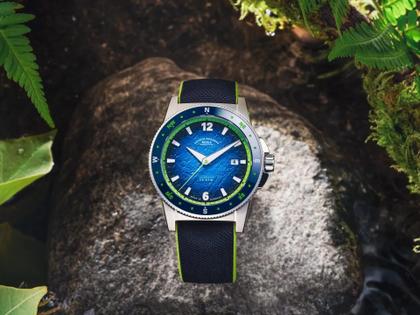 Mühle Glashütte Sportivo Compass Datum Automatik Edelstahl 42,5mm blaues Zifferblatt Metallband – Herrenuhren Uhr mit Datum aus Edelstahl und Keramik. Das Gehäuse ist rund und silber. Das Edelstahlarmband ist silber. Das Zifferblatt ist arabisch Index und blau. – Ansicht 3