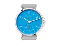 Nomos Glashütte Ahoi neomatik Signalblau Automatik Edelstahl 36mm blaues Zifferblatt graues Textilband – Damenuhren Uhr ohne Datum aus Edelstahl. Das Gehäuse ist rund und silber. Das Textilarmband ist grau. Das Zifferblatt ist arabisch Index und blau. – Ansicht 3