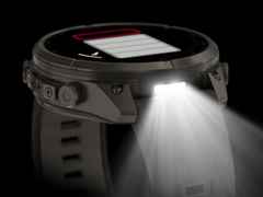 Garmin Fenix 9 Pro inReach Solar Titan 47mm digitales Display graues Silikonband – Herrenuhren Uhr Multifunktion aus Kautschuk und Titan. Das Gehäuse ist rund und grau. Das Kautschuk / Kunststoff / Silikon Armband ist grau. Das Zifferblatt ist digital und schwarz. – Ansicht 6