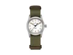 Hamilton Khaki Field Quartz Edelstahl 33mm weißes Zifferblatt grünes NATO-Textilband – Damenuhren Uhr ohne Datum aus Edelstahl. Das Gehäuse ist rund und grau. Das Textilarmband ist grün. Das Zifferblatt ist ein Index in weiß.