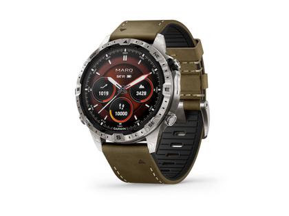 Garmin MARQ Adventurer Gen 2 Damascus Steel Edition digital Damaszenerstahl 46mm braunes Lederband – Herrenuhren Uhr Multifunktion aus Damaststahl. Das Gehäuse ist rund und silber. Das Lederarmband ist braun. Der Zifferblatt ist digital. – Ansicht 2
