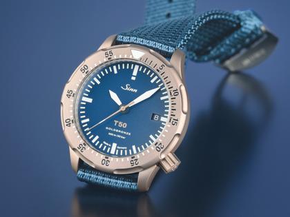 Sinn Spezialuhren T50 GOLDBRONZE B Limited Edition Automatik Bronze 41mm blaues Zifferblatt blaues Textilband – Herrenuhren Uhr mit Datum aus Bronze und Titan. Das Gehäuse ist rund und bronze. Das Textilarmband ist blau. Das Zifferblatt ist ein Index in blau. – Ansicht 7