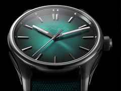 H. Moser & Cie. Pioneer Centre Seconds Fumé Blue Lagoon Mega Cool Automatik Edelstahl 42,8mm türkises Zifferblatt türkises Textilband – Herrenuhren Uhr ohne Datum aus Edelstahl. Das Gehäuse ist rund und silber. Das Textilarmband ist schwarz. Das Zifferblatt ist ein Index in grün. – Ansicht 3