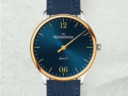MeisterSinger Yaara Quarz Edelstahl 36mm blaues Zifferblatt blaues Textilband – Damenuhren Uhr ohne Datum aus Edelstahl und PVD beschichtet. Das Gehäuse ist rund und silber. Das Textilarmband ist blau. Das Zifferblatt ist arabisch Index und blau. – Ansicht 2