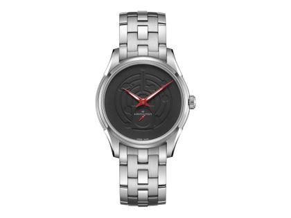 Hamilton Jazzmaster Thinline x The Wandering Earth 2 Special Edition Edelstahl 40mm schwarzes Zifferblatt Metallband – Herrenuhren Uhr ohne Datum aus Edelstahl. Das Gehäuse ist rund und silber. Das Edelstahlarmband ist silber. Das Zifferblatt ist ohne Zeichen und schwarz.