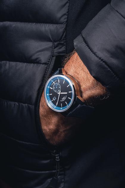 Mühle Glashütte 29er Big Kleine Sekunde Edition 1994 Automatik Edelstahl 42,4mm schwarz-blaues Zifferblatt blaues Textilband – Herrenuhren Uhr mit Datum aus Edelstahl. Das Gehäuse ist rund und silber. Das Textilarmband ist blau. Das Zifferblatt ist ein Index in schwarz. – Ansicht 6