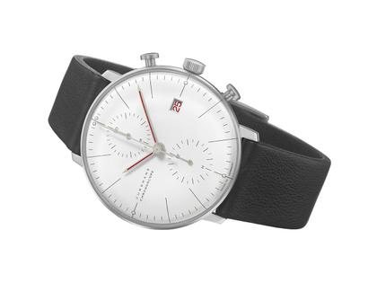 Junghans Max Bill Chronoscope Bauhaus Automatik Edelstahl 40mm weißes Zifferblatt schwarzes Lederband – Herrenuhren Uhr mit Datum aus Edelstahl und PVD beschichtet. Das Gehäuse ist rund und silber. Das Lederarmband ist schwarz. Das Zifferblatt ist ein Index in weiß. – Ansicht 3