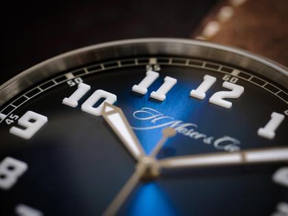 H. Moser & Cie. Heritage Centre Seconds Funky Blue Automatik Edelstahl 42mm blaues Zifferblatt braunes Lederband – Herrenuhren Uhr ohne Datum aus Edelstahl. Das Gehäuse ist rund und silber. Das Lederarmband ist braun. Das Zifferblatt ist arabisch und blau. – Ansicht 4