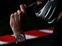 TAG Heuer Formula 1 Chronograph Automatik Titan 44mm schwarzes Zifferblatt schwarzes Kautschukband – Herrenuhren Chronograph aus Aluminium, DLC beschichtet, Kautschuk und Titan. Das Gehäuse ist rund und grau. Das Kautschuk / Kunststoff / Silikon Armband ist schwarz. Das Zifferblatt ist ein Index in schwarz. – Ansicht 6