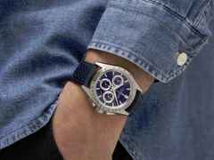 Hamilton Jazzmaster Performer Auto Chrono Edelstahl 42mm dunkelblaues Zifferblatt dunkelblaues Lederband – Herrenuhren Chronograph aus Edelstahl und Leder. Das Gehäuse ist rund und silber. Das Lederarmband ist blau. Das Zifferblatt ist arabisch Index und blau. – Ansicht 5