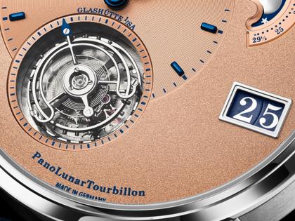 Glashütte Original PanoLunarTourbillon Automatik Platin 40mm Eisenerz Zifferblatt blaues Lederband – Herrenuhren Uhr mit Datum aus 950 Platin. Das Gehäuse ist rund und silber. Das Lederarmband Kroko / Alligator ist blau. Das Zifferblatt ist ein Index in roségold. – Ansicht 2