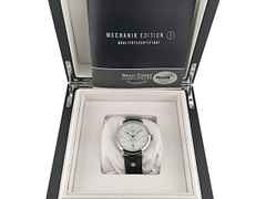 Bruno Söhnle Glashütte Mechanik Edition I Limited Edition Handaufzug Edelstahl 43mm weißes Zifferblatt schwarzes Lederband 17-11100-241 OVP Occasion – Herrenuhren Uhr ohne Datum aus Edelstahl. Das Gehäuse ist rund und silber. Das Lederarmband ist schwarz. Das Zifferblatt ist arabisch Index und silber. – Ansicht 3