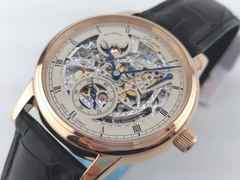 Glashütte Original Senator Mondphase Skelettierte Edition Handaufzug Rotgold 42mm skelettiertes Zifferblatt schwarzes Lederband Limited Edition 1-49-13-15-15-04 Full Set, Service 2025 mit Garantie, Occasion – Herrenuhren Uhr ohne Datum aus 750 Rotgold. Das Gehäuse ist rund und rotgold. Das Lederarmband Kroko / Alligator ist schwarz. Das Zifferblatt ist römisch Index und silber. – Ansicht 5
