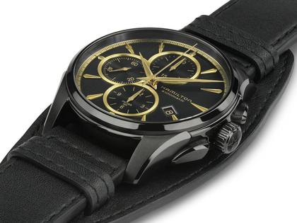 Hamilton Jazzmaster Auto Chrono Edelstahl PVD-Schwarz 42mm schwarz-goldenes Zifferblatt schwarzes Lederband – Herrenuhren Chronograph aus Edelstahl, Leder und PVD beschichtet. Das Gehäuse ist rund und schwarz. Das Lederarmband ist schwarz. Das Zifferblatt ist ein Index in schwarz. – Ansicht 2