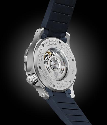 Mühle Glashütte Seebataillon GMT Automatik Titan 45mm blaues Zifferblatt blaues Kautschukband – Herrenuhren Uhr mit Datum aus Kautschuk und Titan. Das Gehäuse ist rund und silber. Das Kautschuk / Kunststoff / Silikon Armband ist blau. Das Zifferblatt ist ein Index in blau. – Ansicht 7