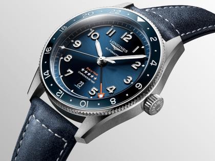 Longines Spirit Zulu Time Automatik Edelstahl 42mm blaues Zifferblatt blaues Lederband – Herrenuhren Uhr mit Datum aus Edelstahl, Keramik und Leder. Das Gehäuse ist rund und silber. Das Lederarmband ist blau. Das Zifferblatt ist arabisch und blau. – Ansicht 4