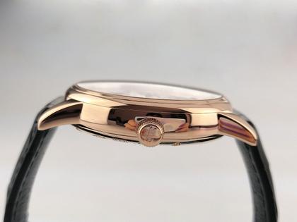 Glashütte Original Senator Mondphase Skelettierte Edition Handaufzug Rotgold 42mm skelettiertes Zifferblatt schwarzes Lederband Limited Edition 1-49-13-15-15-04 Full Set, Service 2025 mit Garantie, Occasion – Herrenuhren Uhr ohne Datum aus 750 Rotgold. Das Gehäuse ist rund und rotgold. Das Lederarmband Kroko / Alligator ist schwarz. Das Zifferblatt ist römisch Index und silber. – Ansicht 3