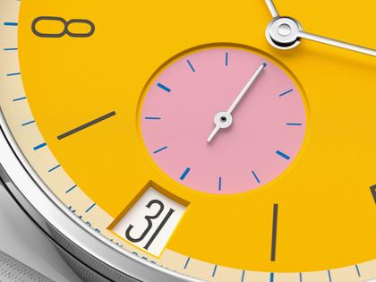 Nomos Glashütte Tangente 38 Datum "175 Years Watchmaking - Katzengold" Handaufzug Edelstahl gelbes Zifferblatt graues Textilband Glasboden – Herrenuhren Uhr mit Datum aus Edelstahl. Das Gehäuse ist rund und silber. Das Textilarmband ist grau. Das Zifferblatt ist arabisch Index und gelb. – Ansicht 5
