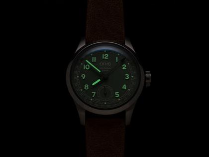 Oris Big Crown Pointer Date Calibre 403 Automatik Edelstahl 40mm grünes Zifferblatt braunes Lederband – Herrenuhren Uhr mit Datum aus Edelstahl und Leder. Das Gehäuse ist rund und silber. Das Lederarmband ist braun. Das Zifferblatt ist arabisch und grün. – Ansicht 4